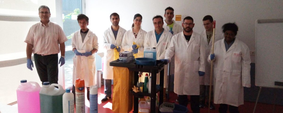 Los asistentes al curso con el profesor que lo imparte y varios productos de limpieza que están aprendiendo a usar.