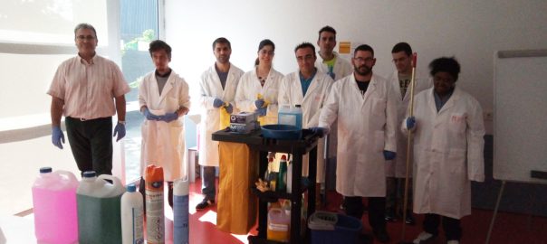 Los asistentes al curso con el profesor que lo imparte y varios productos de limpieza que están aprendiendo a usar.