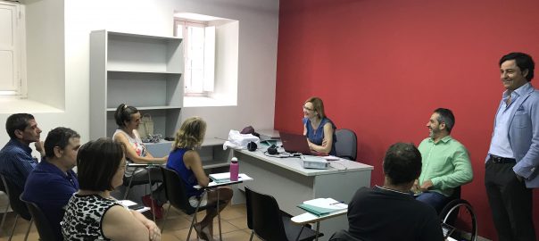 Alumnos asisten al curso de Conserje/ Ordenanza